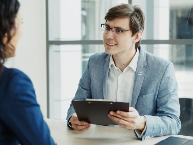 Исследование: как мужчины и женщины формируют первое впечатление о людях