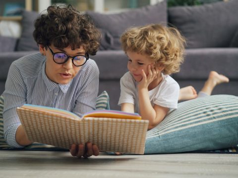 Российские ученые сравнили скорость восприятия слов читающими взрослыми и детьми