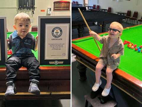 Двухлетний британец стал самым юным бильярдистом, забившим два шара в лузы с одного удара