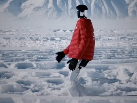 Гуманоидный китайский робот прошел более 130 тыс. шагов по заснеженному полю