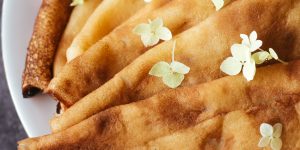 Блины с холодцом, сырные кони: необычные рецепты масленичных угощений из разных уголков России