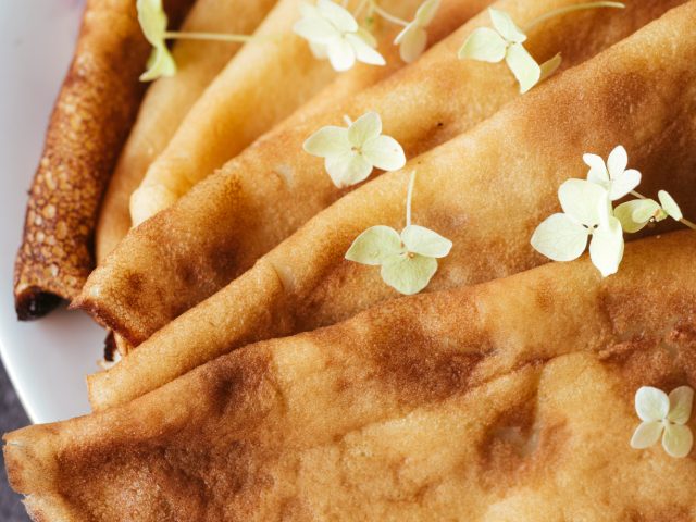 Блины с холодцом, сырные кони: необычные рецепты масленичных угощений из разных уголков России