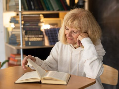 Исследование: регулярное чтение помогает избавиться от чувства одиночества