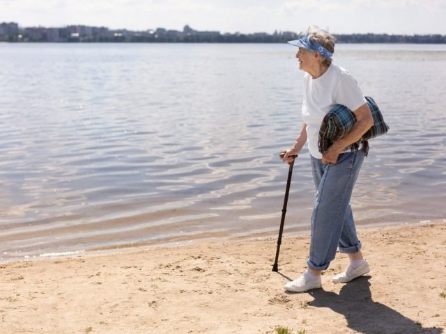Российские ученые изобрели GPS-трость для помощи пожилым людям