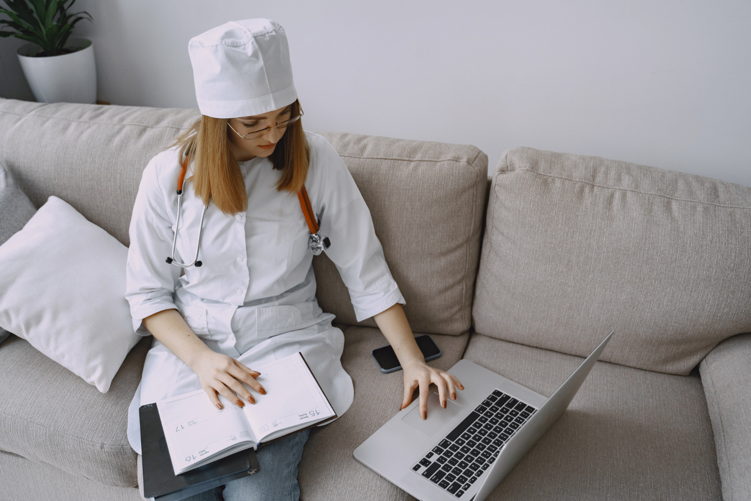 Врач ищет информацию в ноутбуке