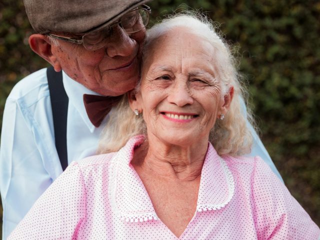 Исследование: люди старше 60 лет продолжают придавать большое значение интимной близости