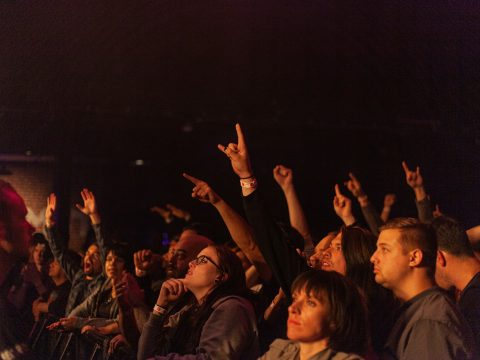 Ученые выяснили, что цвет сильно влияет на наше восприятие музыкальных концертов