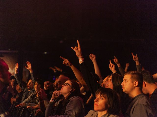 Ученые выяснили, что цвет сильно влияет на наше восприятие музыкальных концертов