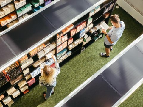 Бумага на вес золота: почему книги так дорожают