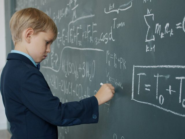 Исследование: чем дети, которым тяжело дается математика, отличаются от остальных ровесников