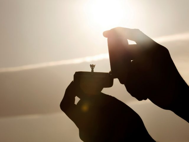 Китаец повесил баннер с просьбой уступить ему дорогу — он спешил к возлюбленной