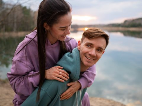 В Англии прошел ежегодный чемпионат по переносу жен — гонка для самых сильных мужей