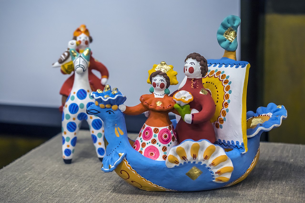  100 эссе о предметах декоративно-прикладного искусства СССР 