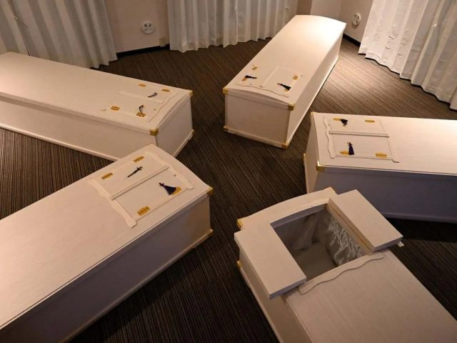 В Японии обрела популярность необычная антистресс-услуга — медитации в гробу