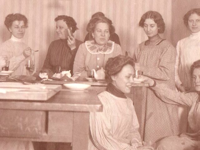 От гувернантки до профессора: какую карьеру могла построить женщина в Российской империи