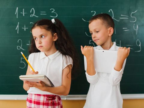 Исследование: почему девочки реже мальчиков мечтают о карьере в области точных наук