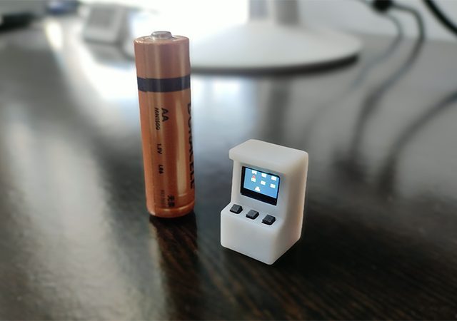 Изобретатель из Индии создал игровой автомат размером меньше человеческого пальца