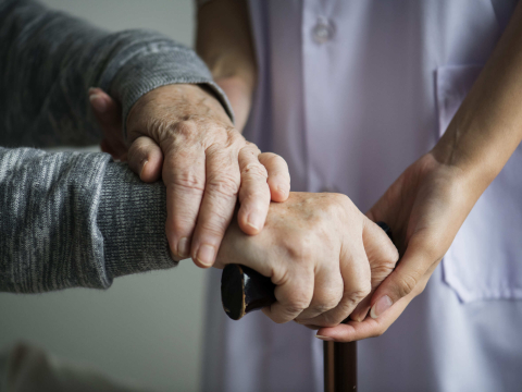 Забота или откуп: как устроена сфера сиделок и домов престарелых