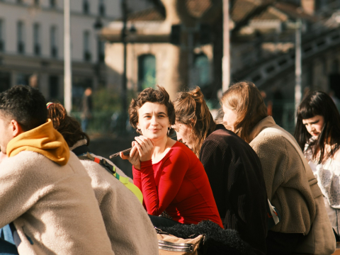 Ученые обнаружили, что люди ежегодно становятся все менее и менее разговорчивыми