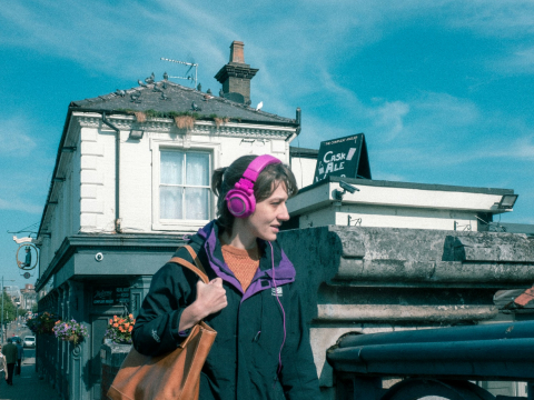 Исследование: прослушивание неприятной музыки повышает нашу тягу к сладкому