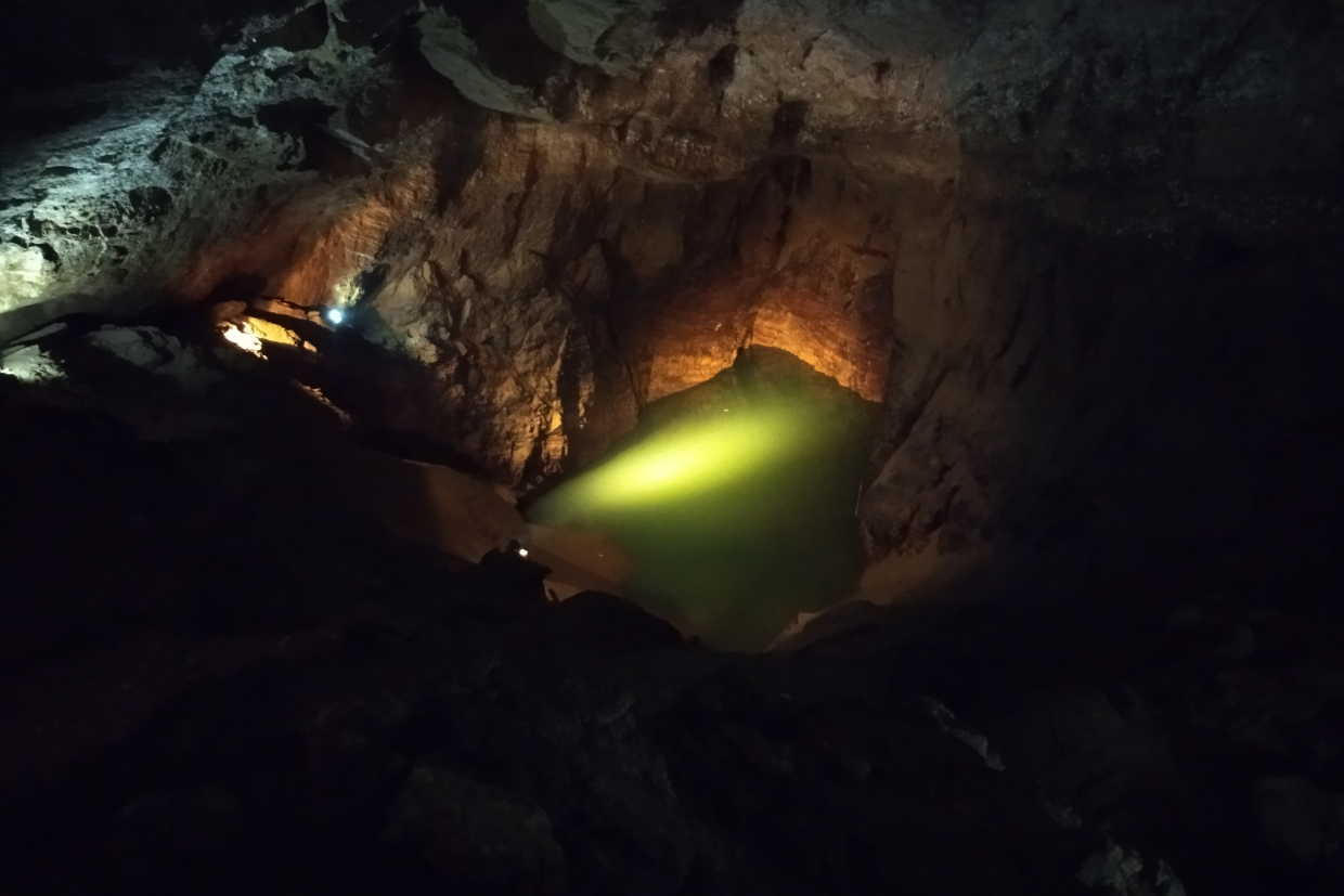 «Спокойнее, когда не видно, над чем висишь»: беседа художника Даниила Пирогова и спелеолога Никиты Горшкова о пещерах