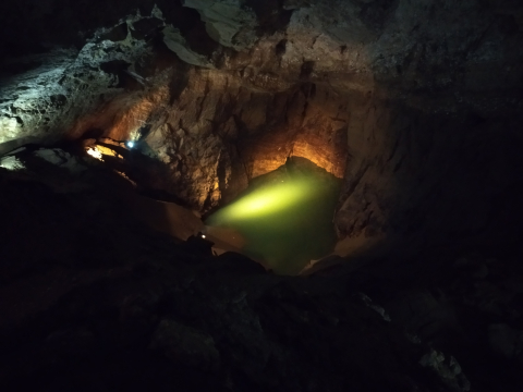 «Спокойнее, когда не видно, над чем висишь»: беседа художника Даниила Пирогова и спелеолога Никиты Горшкова о пещерах