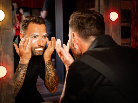 «Клоуны-депешисты»: интервью с создателем «цЫрка-Музея на Петровке» Денисом Васильевым