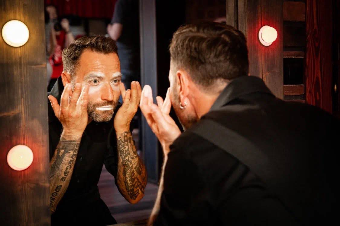 «Клоуны-депешисты»: интервью с создателем «цЫрка-Музея на Петровке» Денисом Васильевым