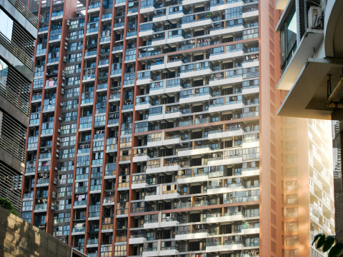 Пожилая китаянка перелезла с 27-го на 21-й этаж, чтобы спастись из запертой спальни