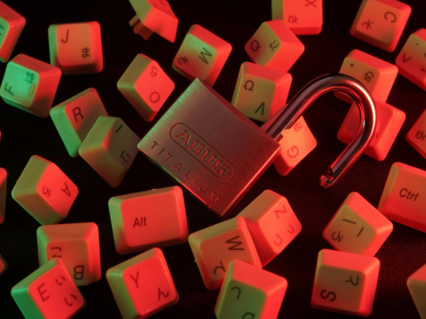 Искусственный интеллект взламывается обычной антенной