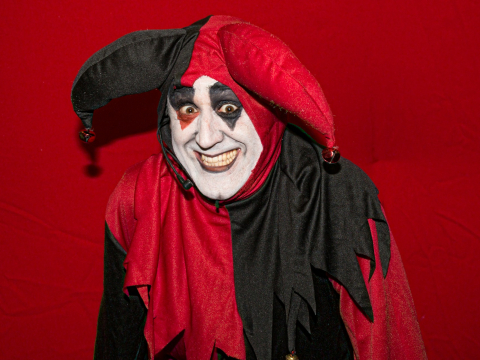 Исследование: люди непроизвольно начинают улыбаться, когда их враги страдают