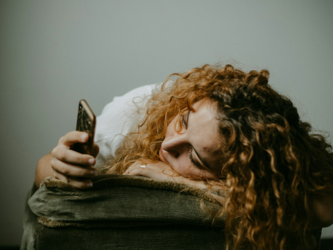 Исследование: женщины реже читают новости из-за особого отношения к эмоциональному контенту
