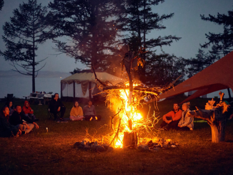Журнал «Нож» проведёт книжную смену в лагере для взрослых 1642 CAMP на Байкале