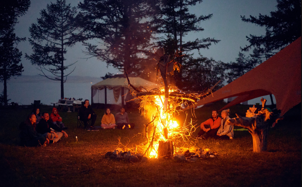 Журнал «Нож» проведёт книжную смену в лагере для взрослых 1642 CAMP на Байкале