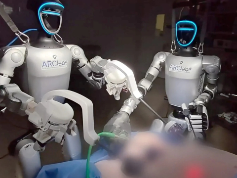 Человекоподобные роботы впервые прооперировали животных