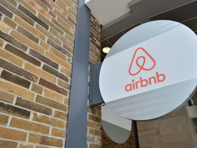 Сколько зарабатывают на Airbnb хозяева квартир в России?