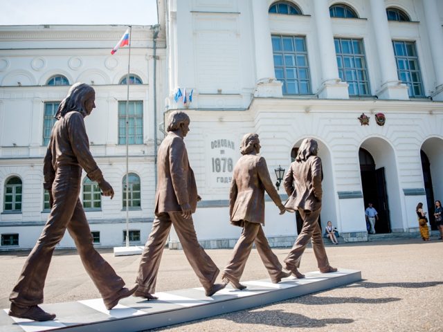 Вуз в Томске заманивает абитуриентов фигурами The Beatles