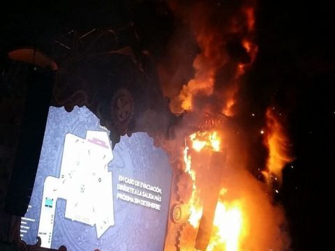 Видео: в Барселоне загорелась сцена музыкального фестиваля, 22 тысячи человек эвакуировали