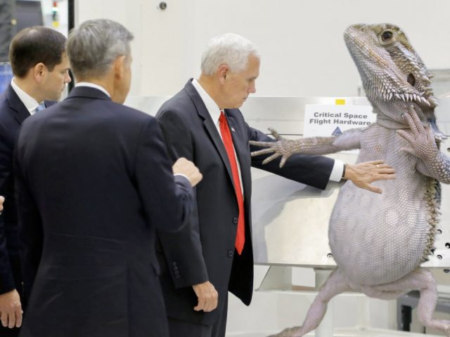 Вице-президент США на спор потрогал табличку «не трогать» в NASA